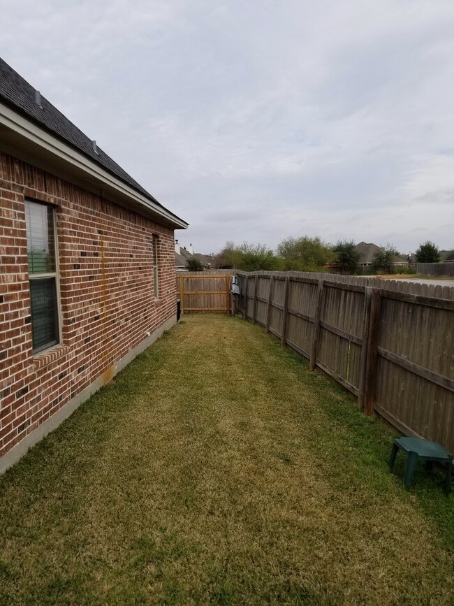 Building Photo - College Station - 3 Bedroom - 3 Bath - Duplex - Fenced Yard.