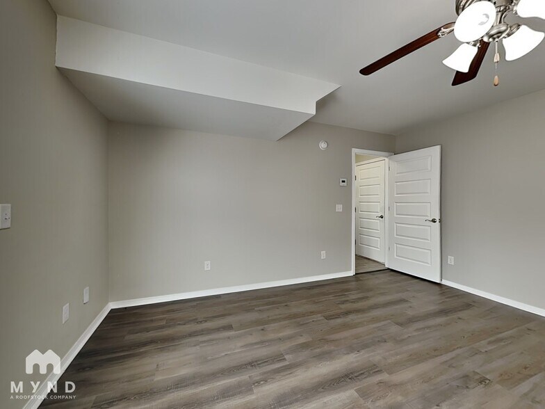 Building Photo - 122 E Sycamore St