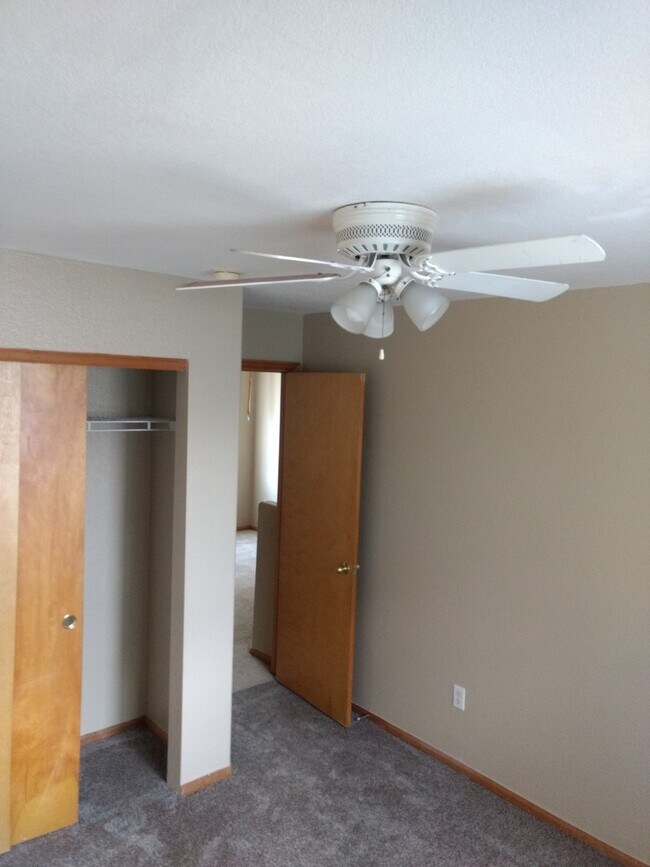 Building Photo - 3 Bedroom 2 Bath House in Thornton Available Now!