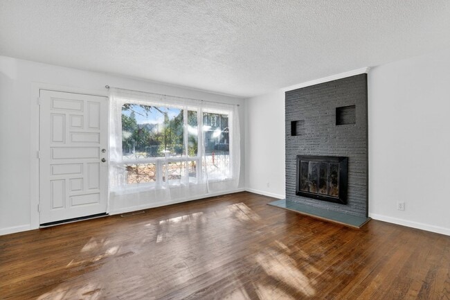 Building Photo - 4 bedroom: Single Level SE Portland Home