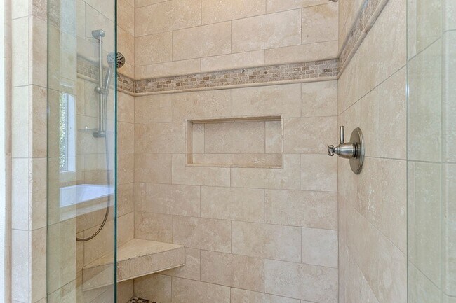 Building Photo - Stunning Large Home with 3 primary bedrooms + Tons of Amenities, Amazing Backyard !