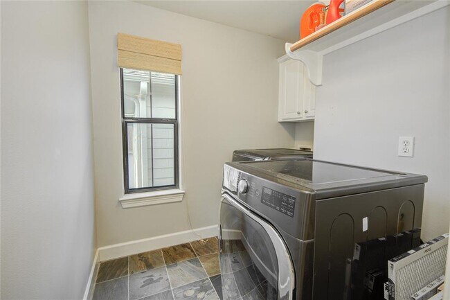 Building Photo - 5510 Blossom St