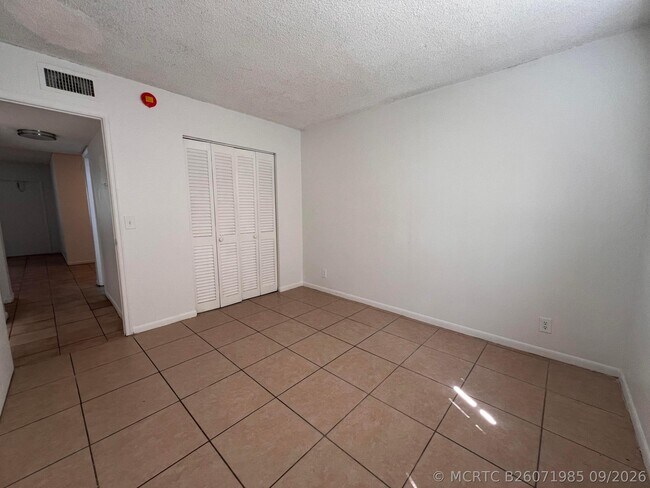 Building Photo - 645 SW 20th Ct