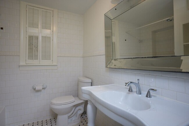 Building Photo - Centrally Located 2BR/2BA in Georgetown