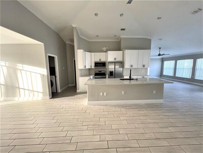 Building Photo - 304 Crisan Ct