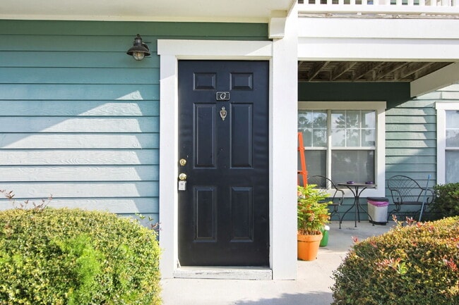 Building Photo - Spacious Three Bedroom Townhome in Old South!