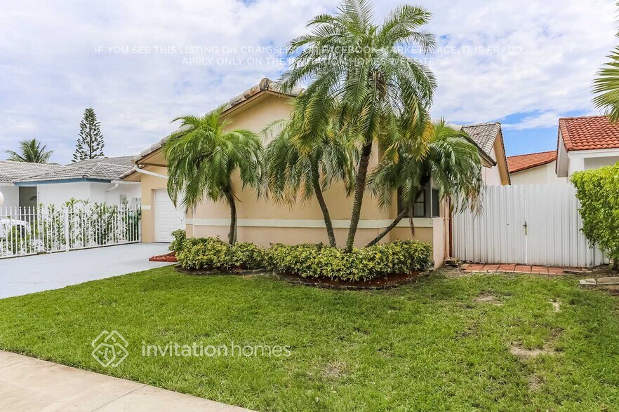 Building Photo - 4705 SW 143rd Ave