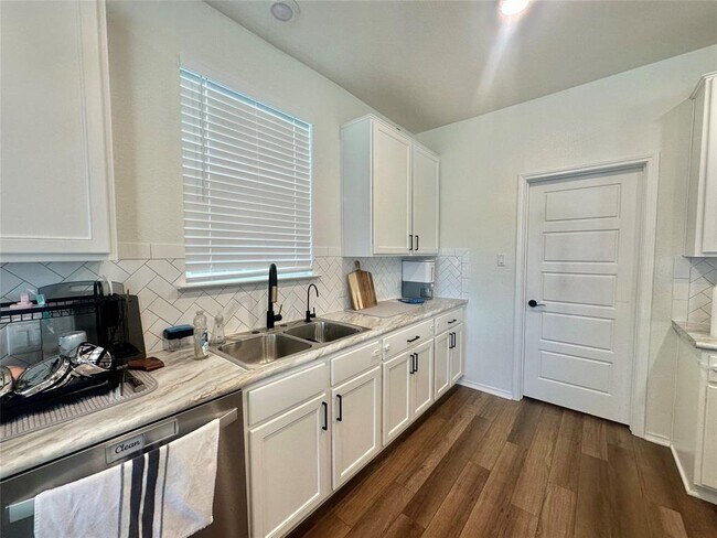 Building Photo - 123 Adeline Dr