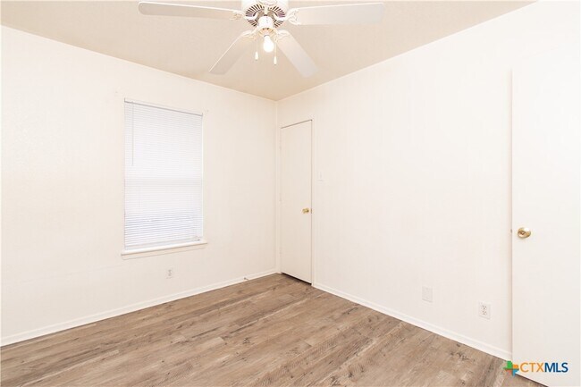 Building Photo - 2018 Cedarhill Dr