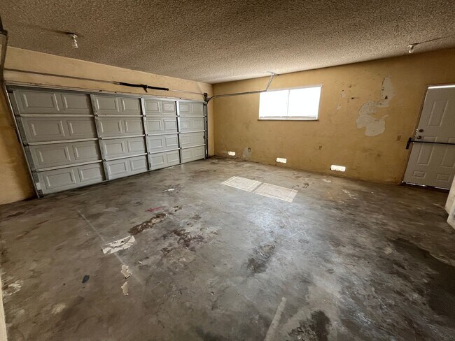 Building Photo - Wonderful Porterville House, Available Now!