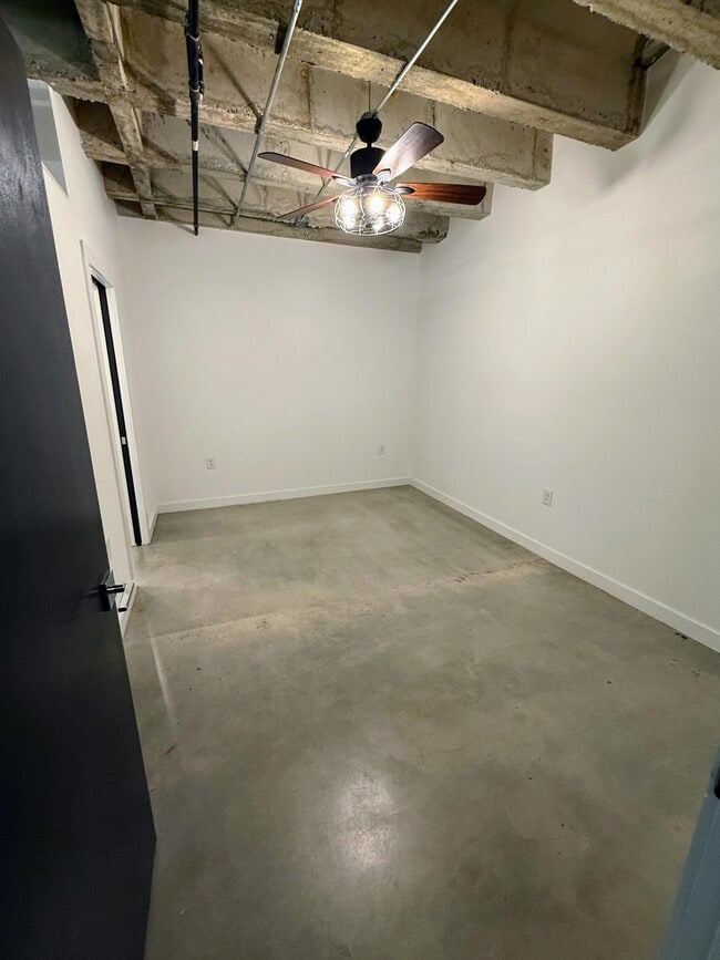 Building Photo - 1065 United Ave SE