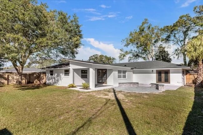 Building Photo - Newly Renovated, Luxurious 4 Bedroom 3 Bat...