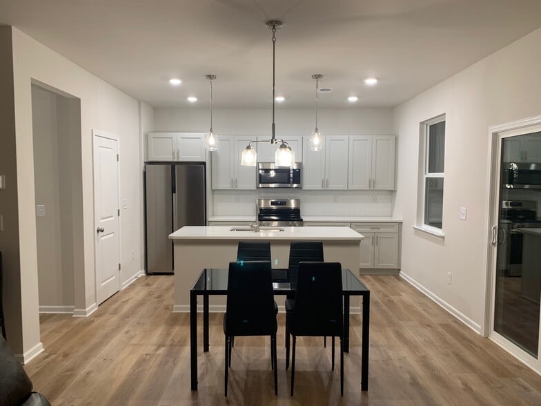 Building Photo - 1086 W Bank St