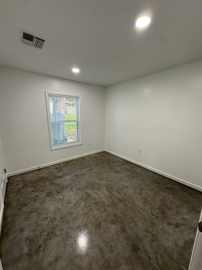 Building Photo - 126 S Refinery St