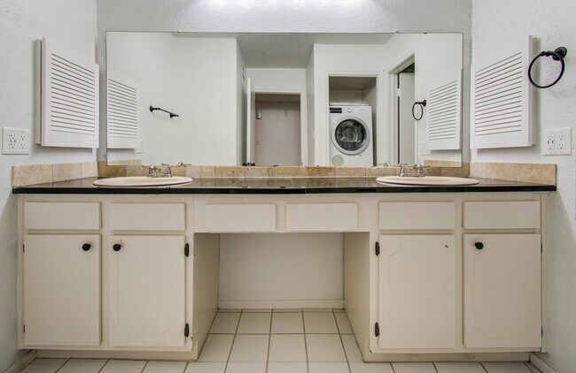 Building Photo - 5711 Sugar Hill Dr