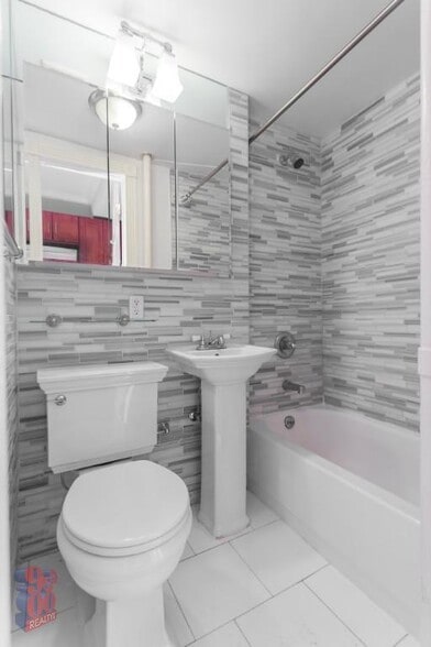 Building Photo - 562 Hudson St