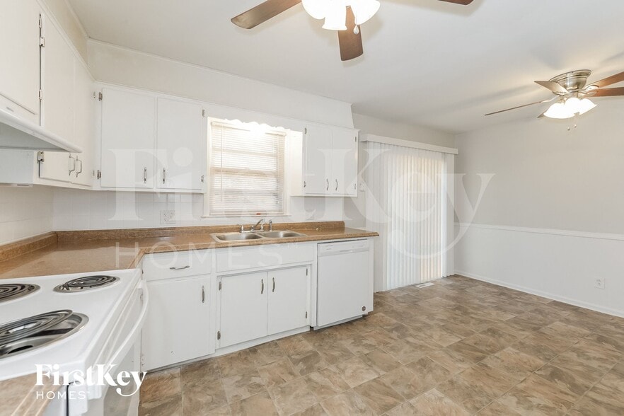 Building Photo - 8607 Elm Ave