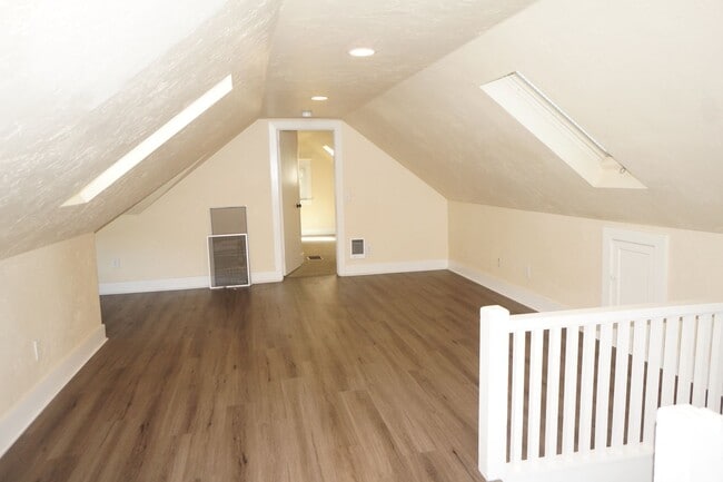 Building Photo - Beautiful 3 bedroom 1 bathroom NE Bungalow "Sabin area"
