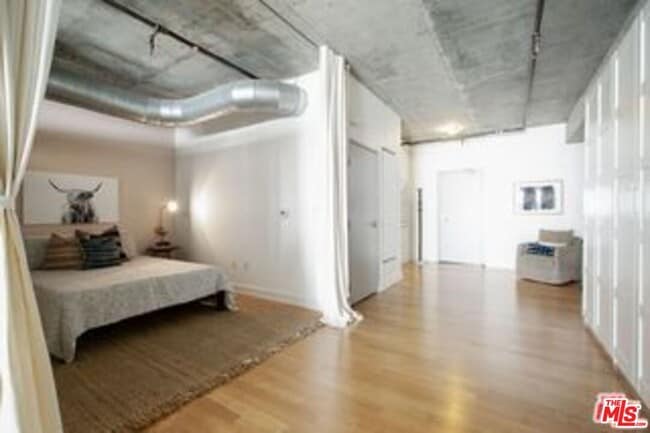 Building Photo - 645 W 9th St