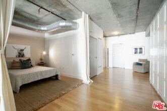 Building Photo - 645 W 9th St