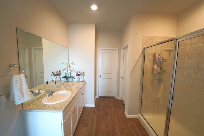 Building Photo - Like-New Home in Applewood Neighborhood. Realtor Commission: $600