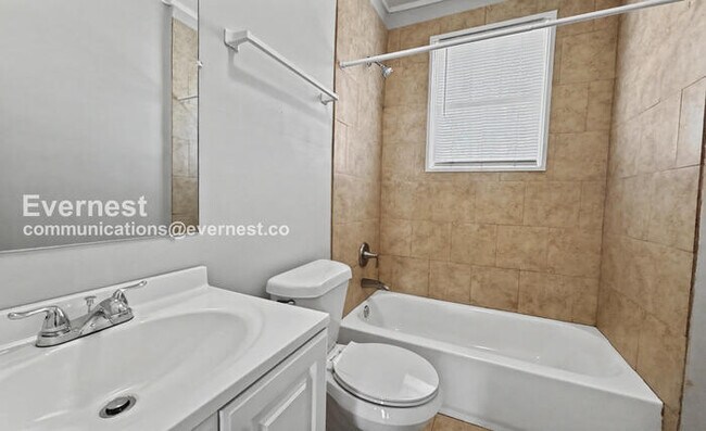 Building Photo - 3 Bed, 1 Bath Home with Off-Street Parking / Pet-Friendly / Available Now!