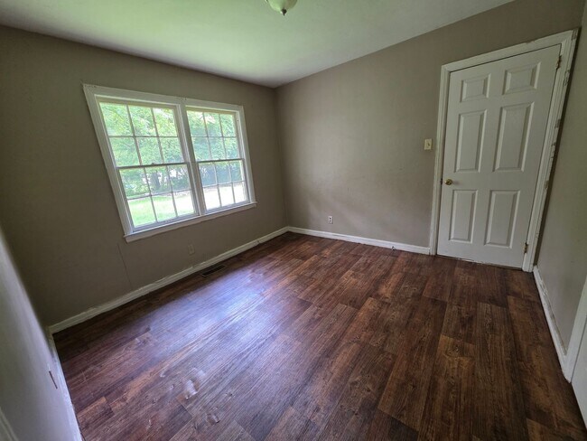 Building Photo - Nice Home with Fenced Yard