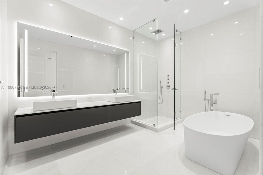 Building Photo - 5 Grove Isle Dr