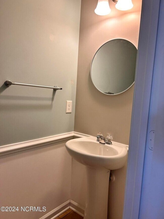 Building Photo - BEAUTIFUL HOME AVAILABLE APRIL 1ST