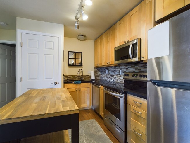 Building Photo - Remodeled 2-bedroom loft unit now availabl...