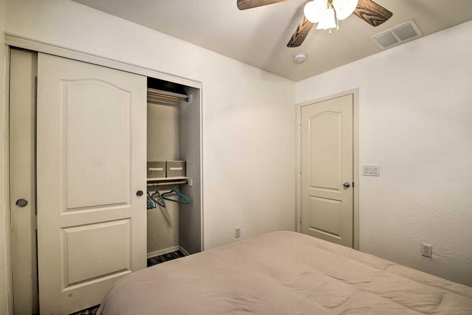 Building Photo - 1021 S 167th Ln