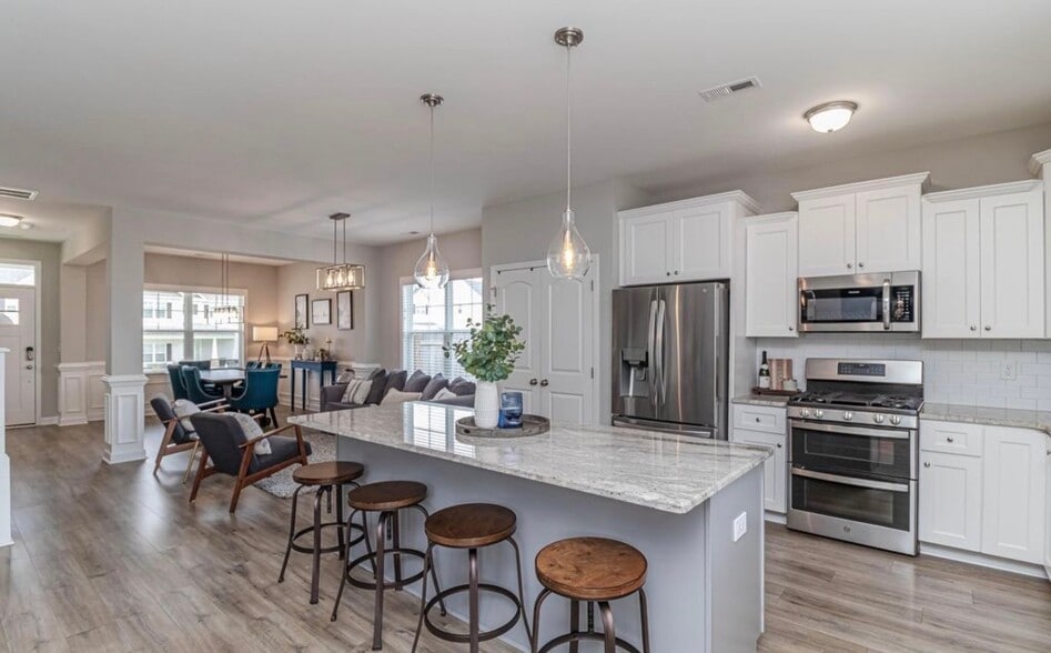 Building Photo - 300 Stonebridge Dr