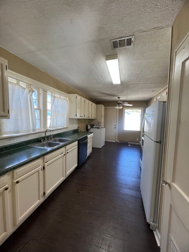 Building Photo - Updated in Highland...