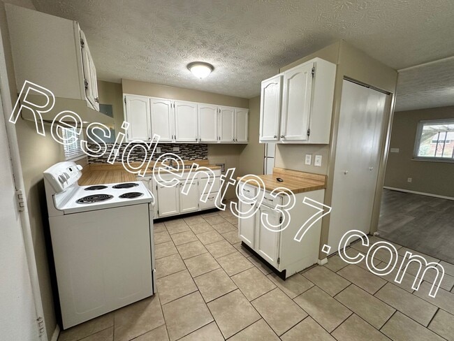 Building Photo - 3 Bed 2 bath Home