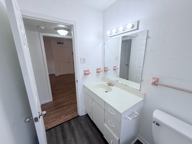 Building Photo - 629 Papworth Ave