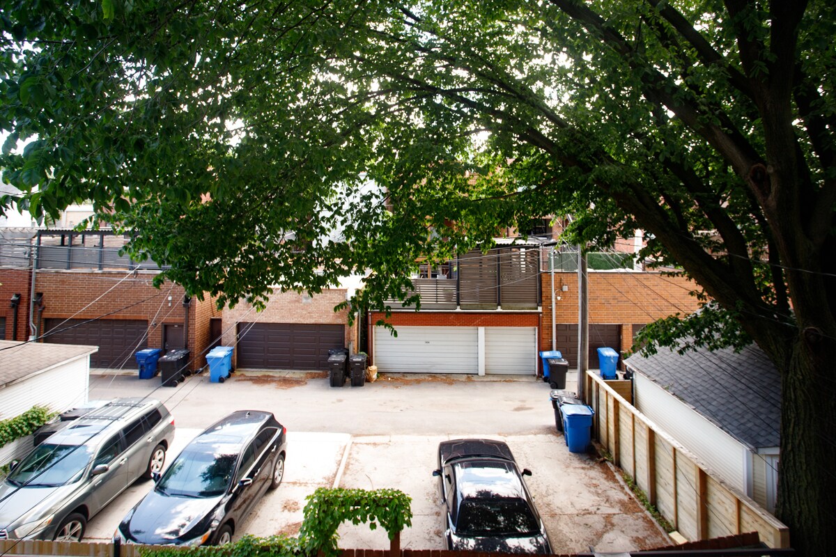 Building Photo - 1425 W Henderson St