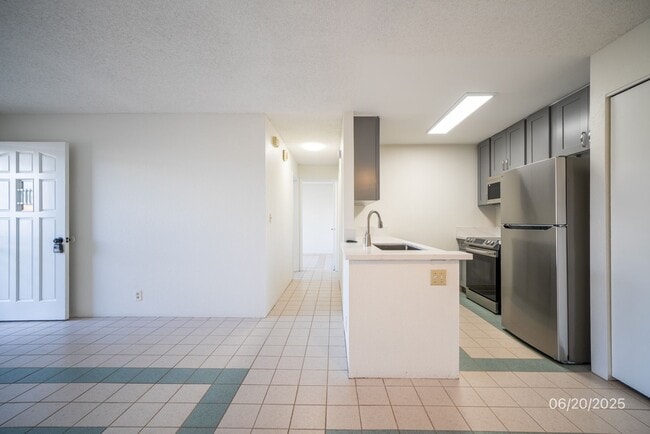 Building Photo - MOVE IN READY! 2/1.5/2 Renovated Unit, Cen...