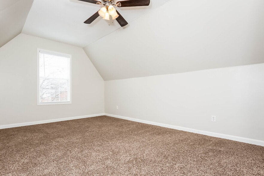 Building Photo - 735 Classic Dr S