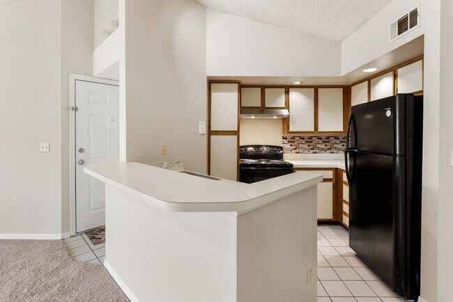 Building Photo - Venetian Place -  833