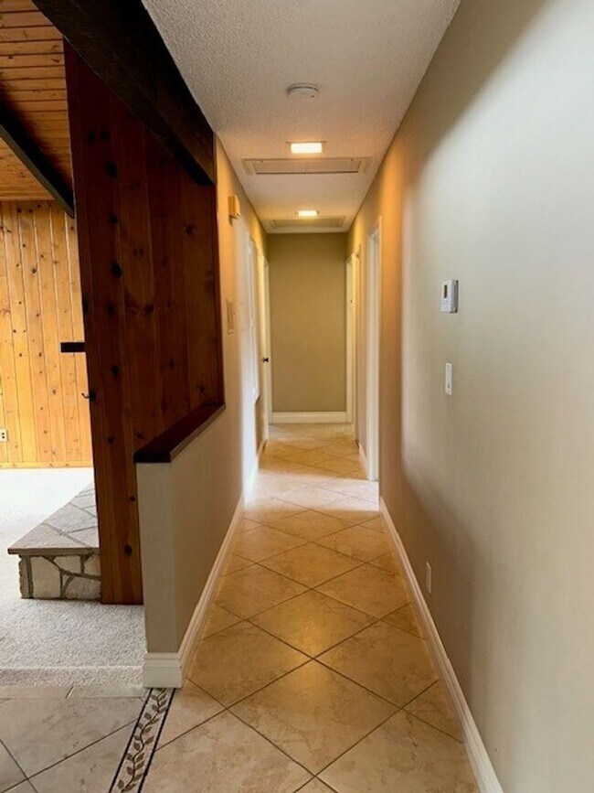 Building Photo - Well-Maintained Home with Great Outdoor Space