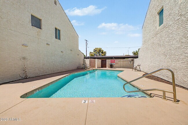 Building Photo - 4024 N Parkway Ave