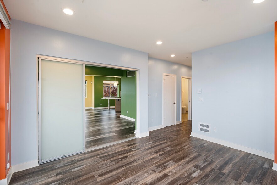 Main Rm - 2731 Boylston Ave E