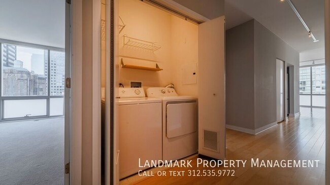 Building Photo - 8 E Randolph St