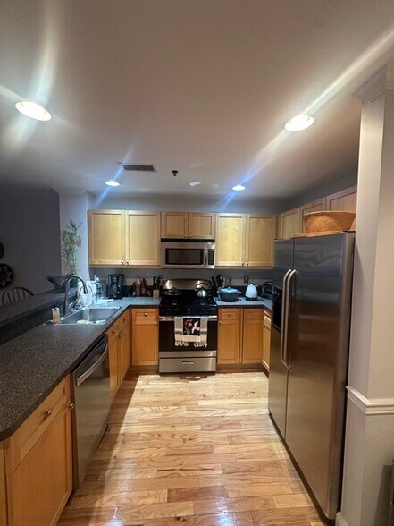 Building Photo - 812 Grand St