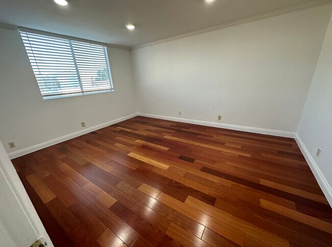 Building Photo - 137 S Palm Dr