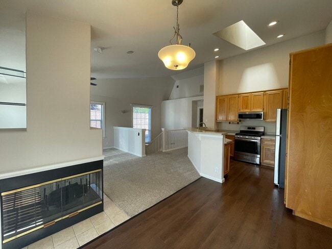 Building Photo - Exceptionally Spacious and Modernized 2x2 Townhouse w/Garage and Washer/Dryer Hookups!