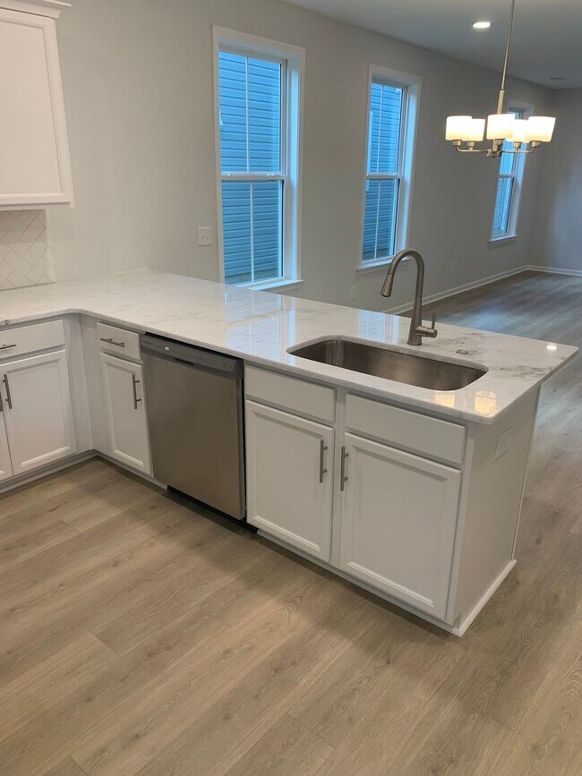 Building Photo - Modern Living in Windsor Hill