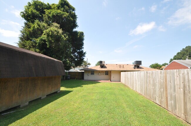 Building Photo - 2 Bedroom 1 Bath Duplex located in Hampton