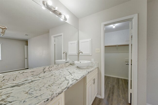 Building Photo - 2822 Forest Point Dr