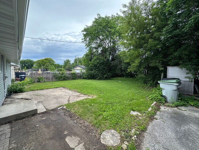 Building Photo - 6656 W Brentwood Ave